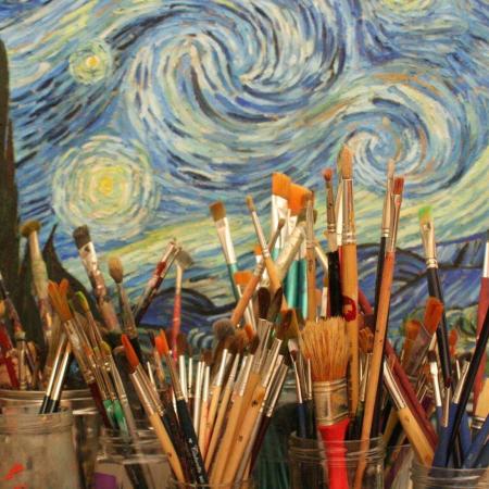 Gruppenausstellung von Malerei, Bildhauerei, Poesie, Fotografie und digitaler Kunst